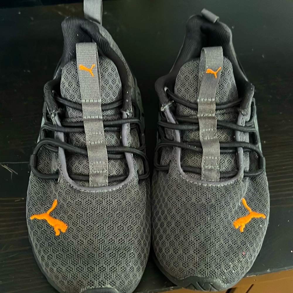 Cute puma shoes/ no lace